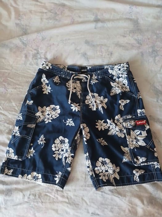 Продам шорти Levis