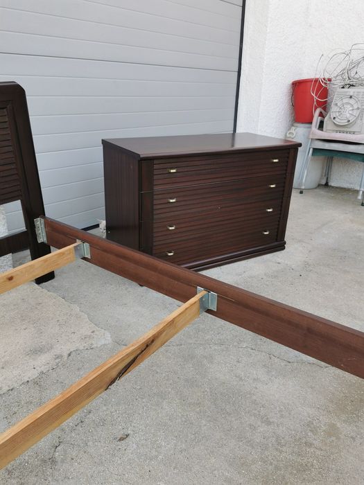 Cama de solteiro com cómoda e mesinha de cabeceira