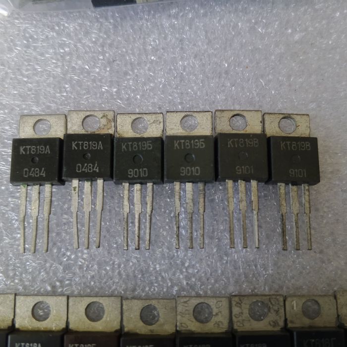 Транзистор КТ818