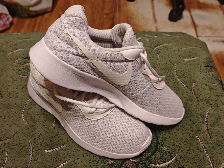 Кроссовки NIKE  (оригинал) фирменные  размер-42 стелька- 27 см.