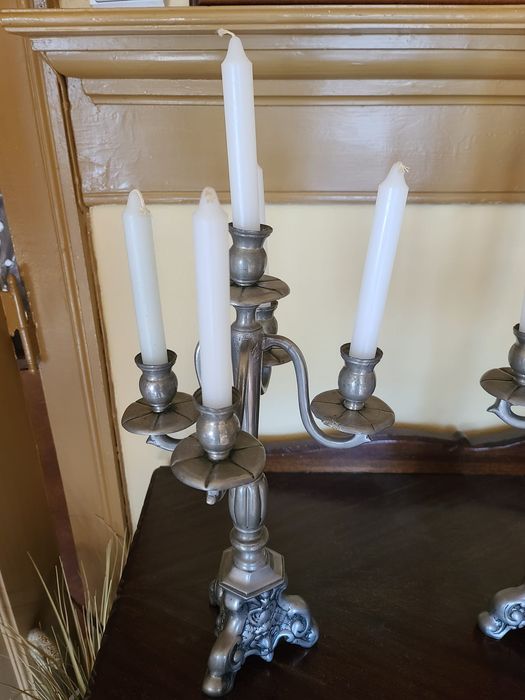Dois candelabros em estanho