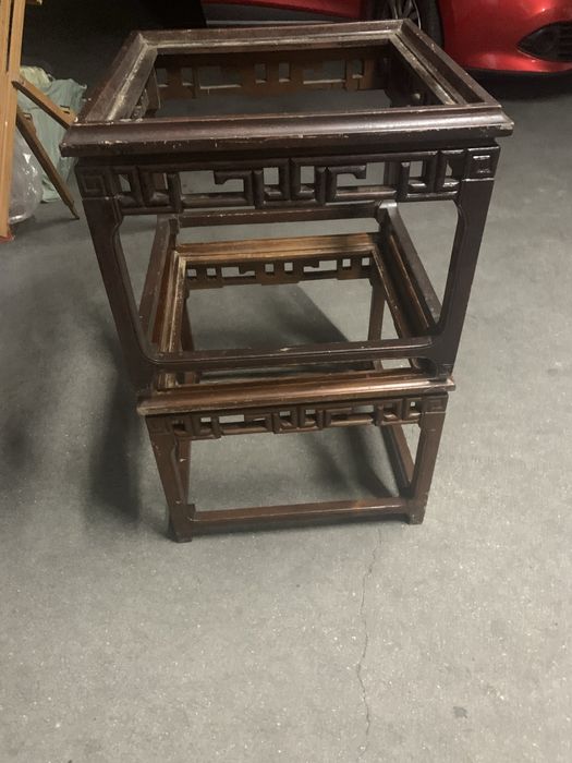 Vendo duas mesas de madeira escura trabalhada . É uma antiguidade .