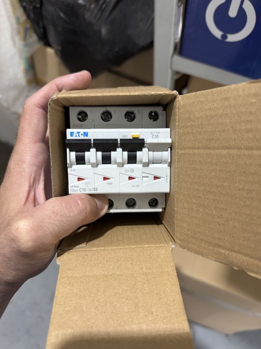 Eaton FRBm6-C10/3N/03 (código 170948), um RCBO trifásico + neutro, 10 A, curva C, diferencial 300 mA.