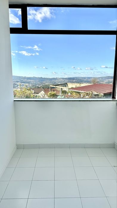 Escritório/Loja com garagem, muita luz natural e a 1min do centro.