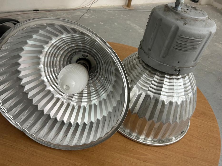 Campânula industrial em alumínio com refletor – luminária para armazém/oficina.