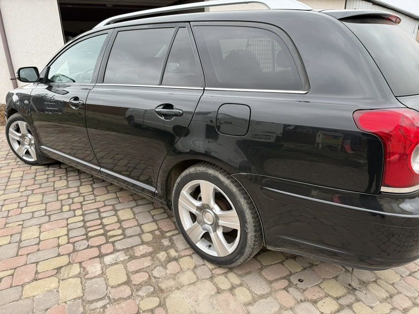 В продажі Toyota avensis
