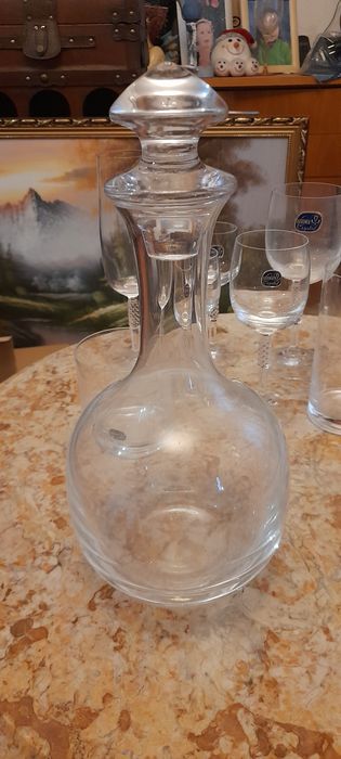 Indos copos e Garrafa de cristal