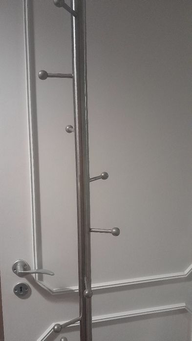 Cabide de pé em metal