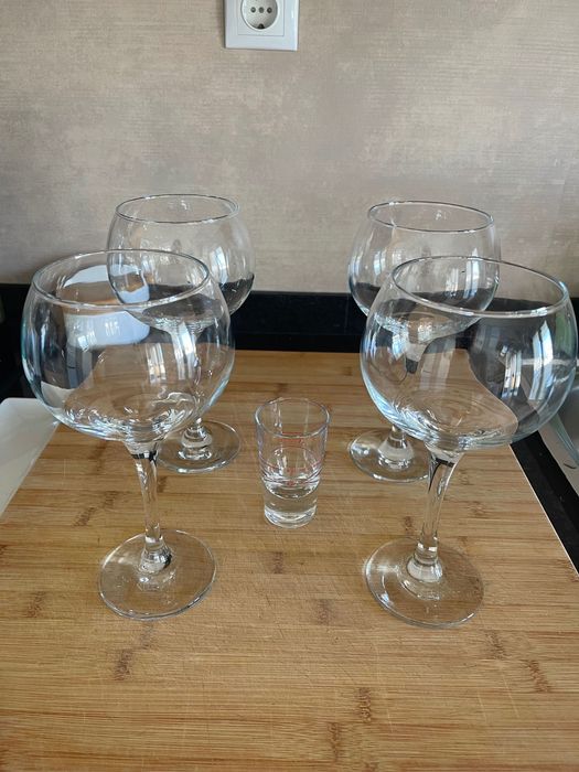 4 Copos de Gin e medidor