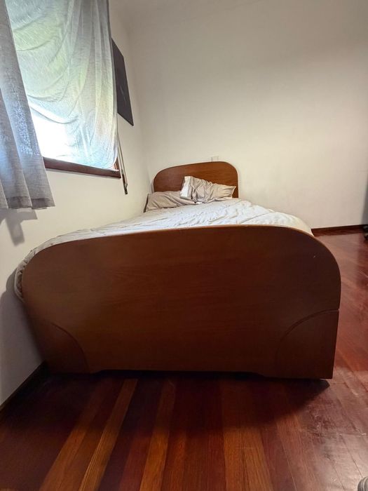 Cama C/Colchão (Corpo e meio, com 4 gavetas laterais de arrumos)