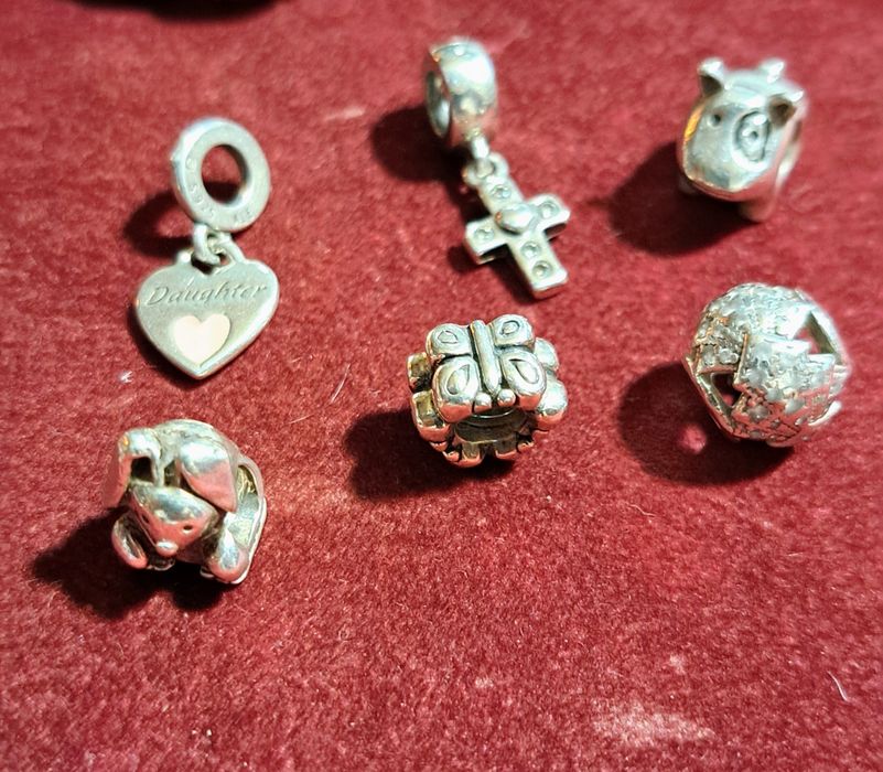 Pulseiras Pandora prata.