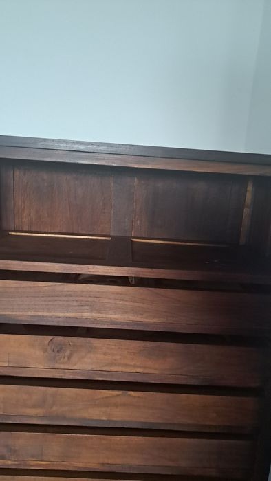 Armário antigo com entalhes florais e prateleiras