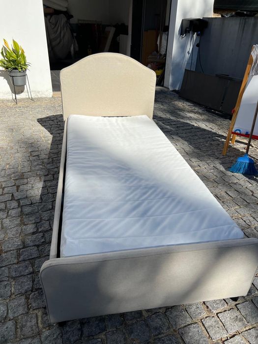 Cama IKEA acolchoada 90x200cm com colchão