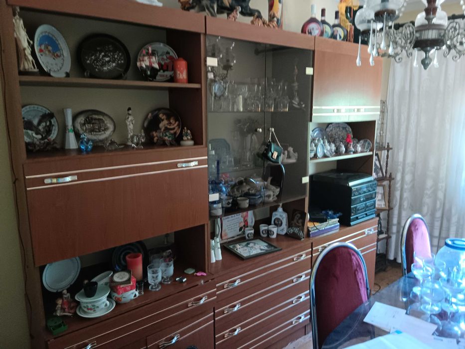 Mobília de sala com móvel,mesa e cadeiras