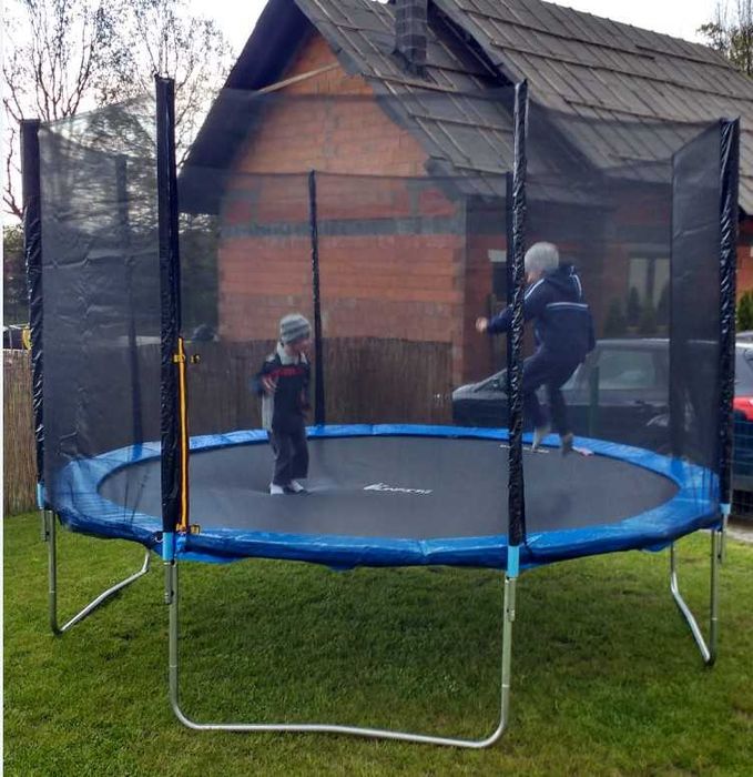 Używana trampolina ogrodowa FUNFIT 374 cm 12 ft z siatką zewnętrzną i drabinką.