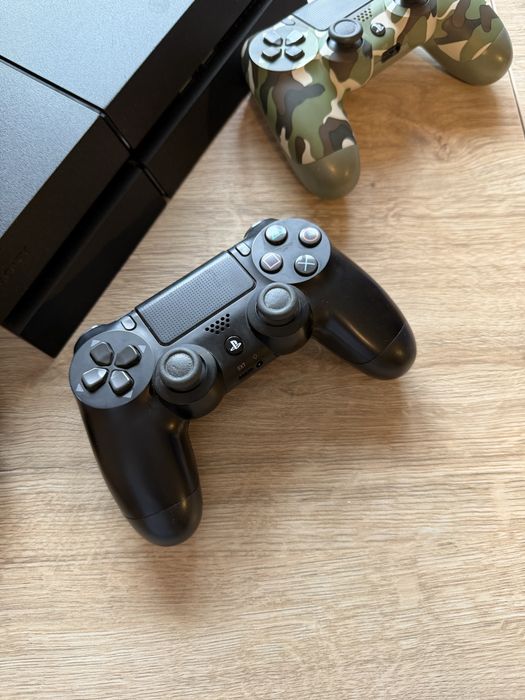 PlayStation 4 500 GB + 4 comandos + 13 jogos