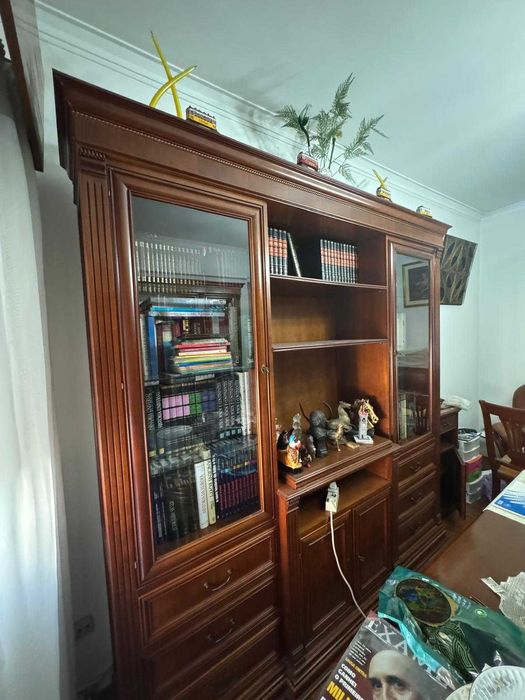 venda  de móveis em ótimo estado mesa , cadeiras e 2 estantes