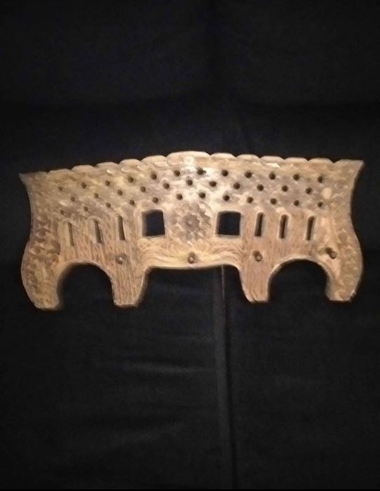 Cabide de parede em forma de canga, de madeira entalhada, com 5 suport