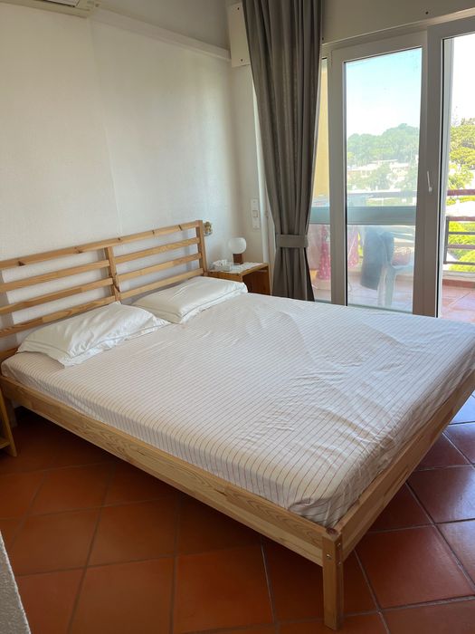 Cama de casal em Pinho natural em ótimo estado com colchão e 2 mesas de cabeceira