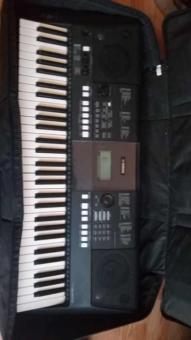 Yamaha PSR 423 com tripé e mala