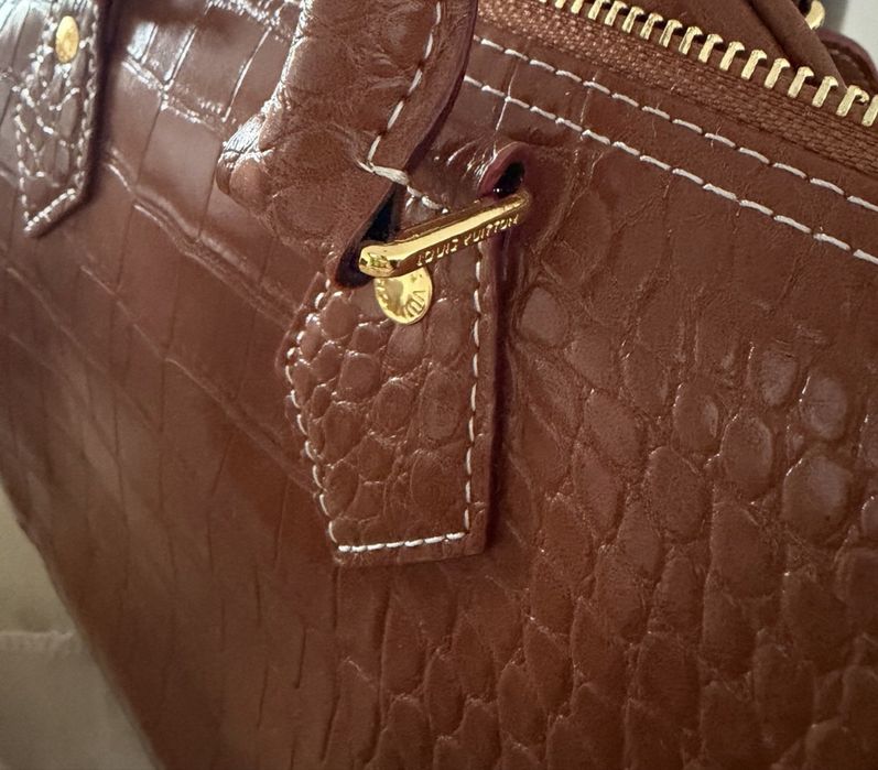 Malote em pele envernizada