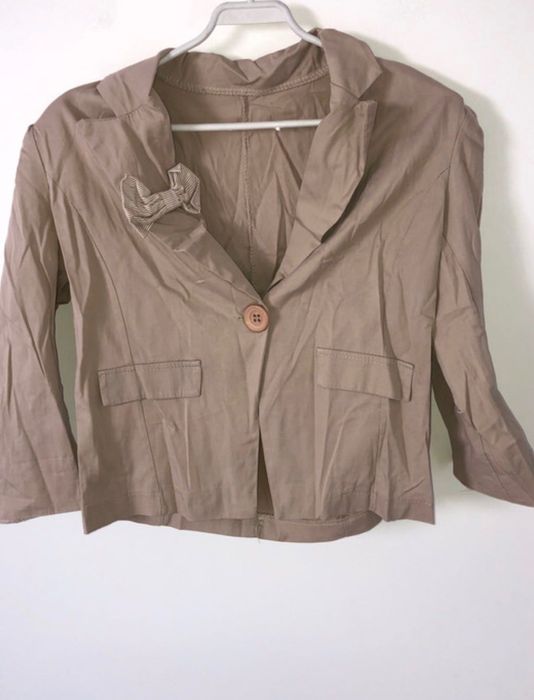 Kremowa marynarka z kokardką