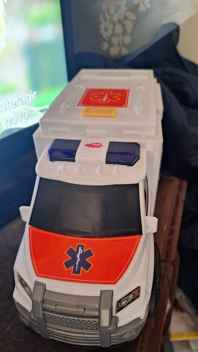 Brinquedo. Ambulância com sinal sonoro