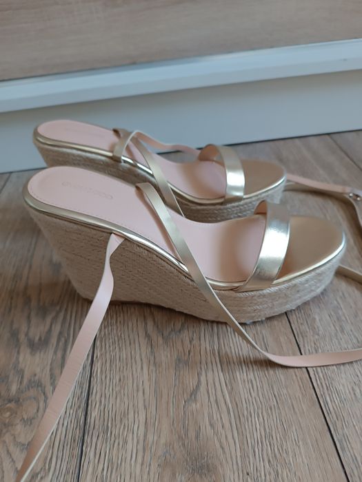 Złote sandały na koturnie