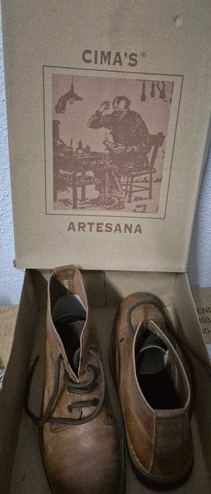 Botas feita à mão de cor castanha. Novas