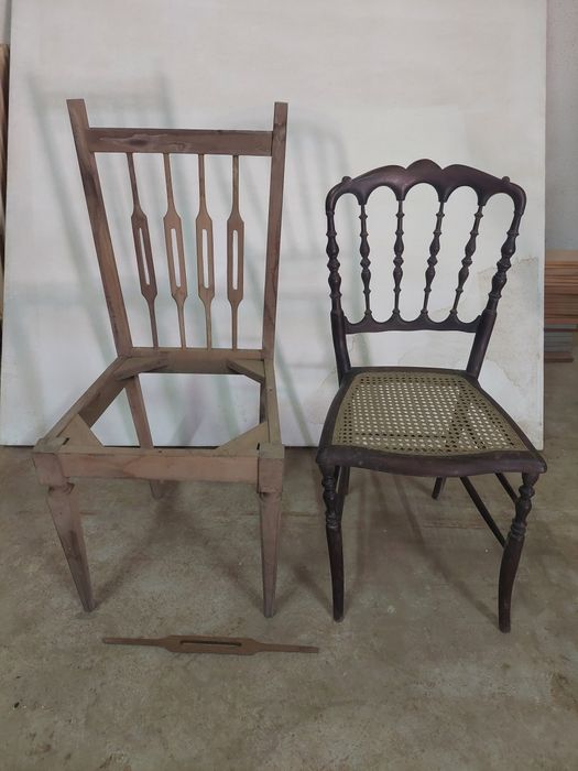 Duas cadeiras antigas