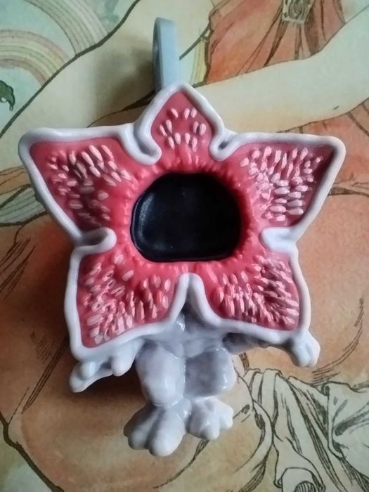 Demogorgon spinacz Kinder Joy