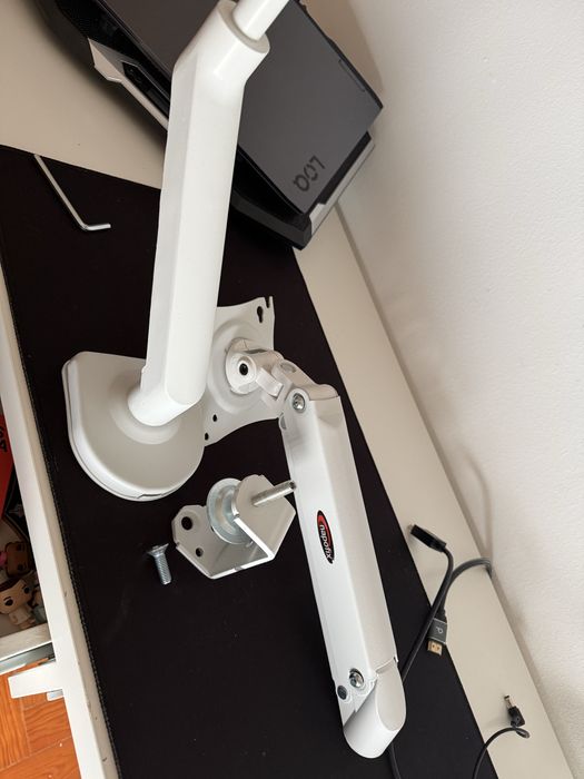 Braço Napofix branco para monitores ate 32”