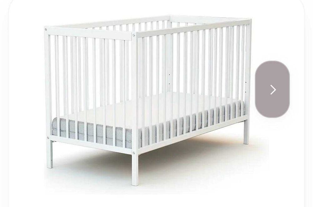 Berço branco e colchão