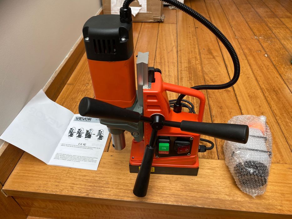 Máquina Vevor de furar magnética de bancada