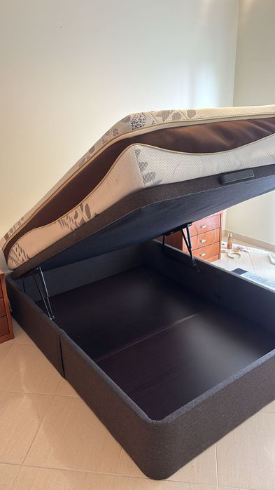Cama de casal com arrumação e colchão
