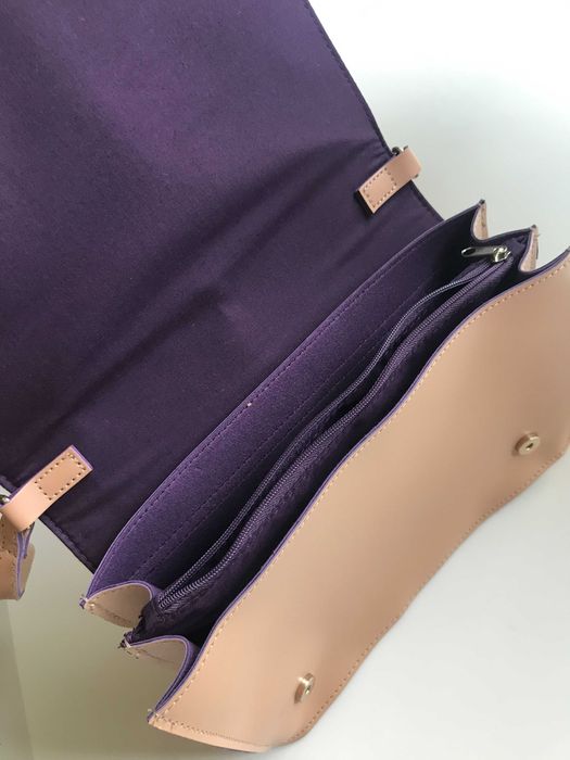 Beżowa torebka z fioletowymi detalami