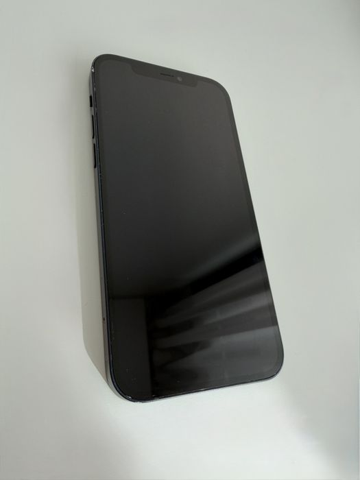 iPhone 12 com 128 gb em bom estado. existem pequenos arranhões.