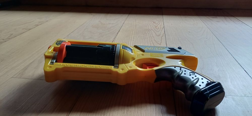 Lançador Nerf N-Strike Maverick REV-6 com dardos