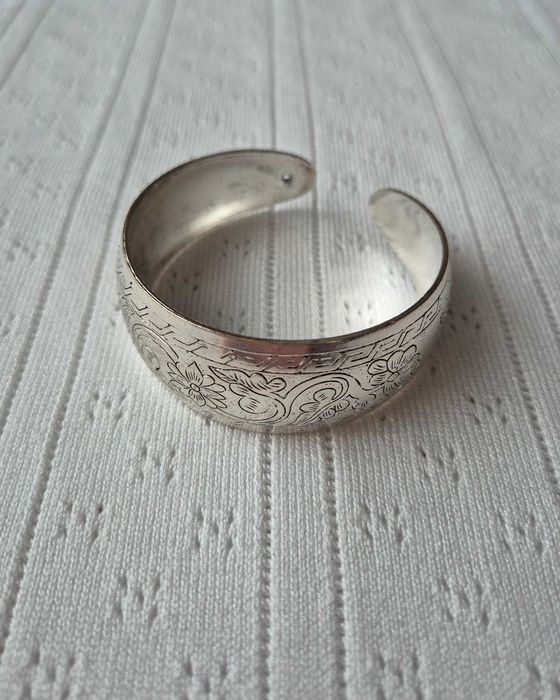 Regulowana bransoletka mankietowa z ornamentem