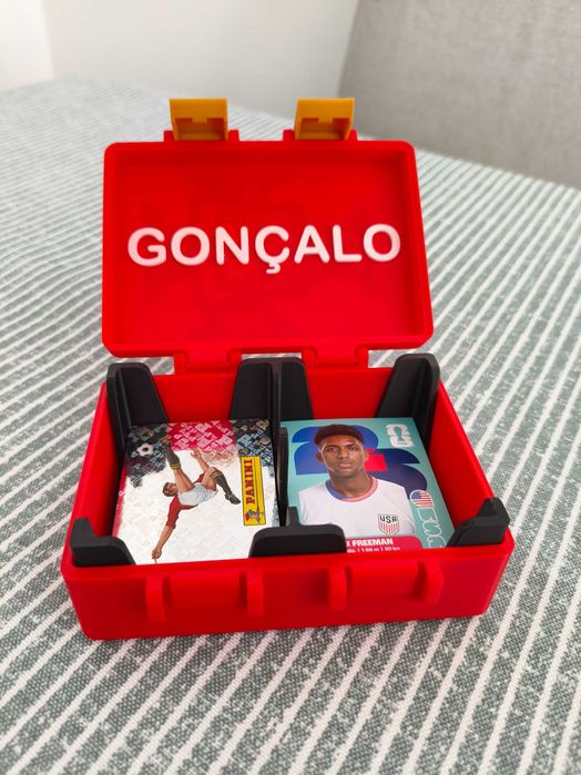 Caixa para guardar cromos do Mundial fifa com nome personalizado.