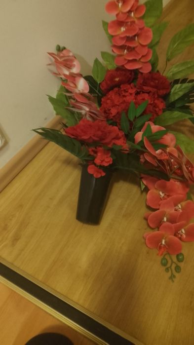 Kompozycja kwiatów na pomnik w kolorze czerwonym wazon +misa obciążone