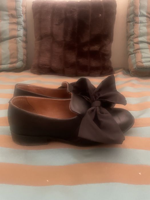 Sapatos pretis de Pele c/ laço lindos