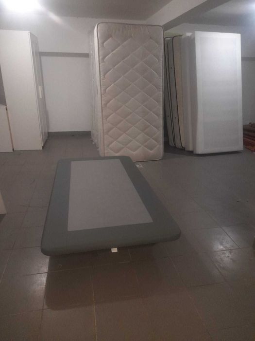 Cama e colchão ambos de 1metro por 2 de comprimento .