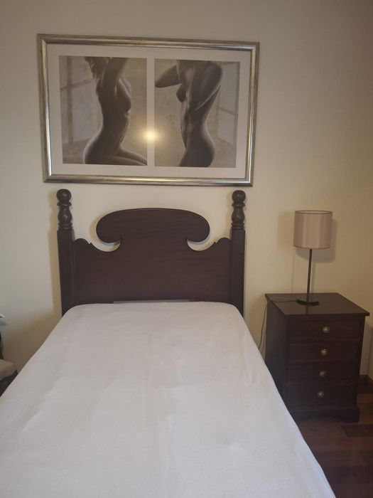 Cama de madeira  em belíssimo estado