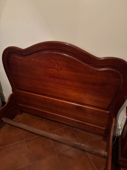 Cama antiga em madeira maciça — estilo clássico