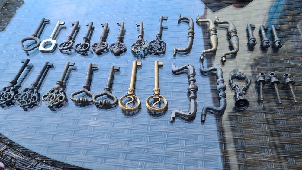 Ключі, ручки до комодів, сервантів, вітрин