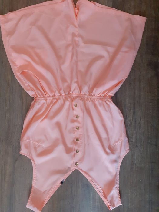 Kombinezon na szerokich ramiączkach w kolorze brzoskwiniowymz firmy At