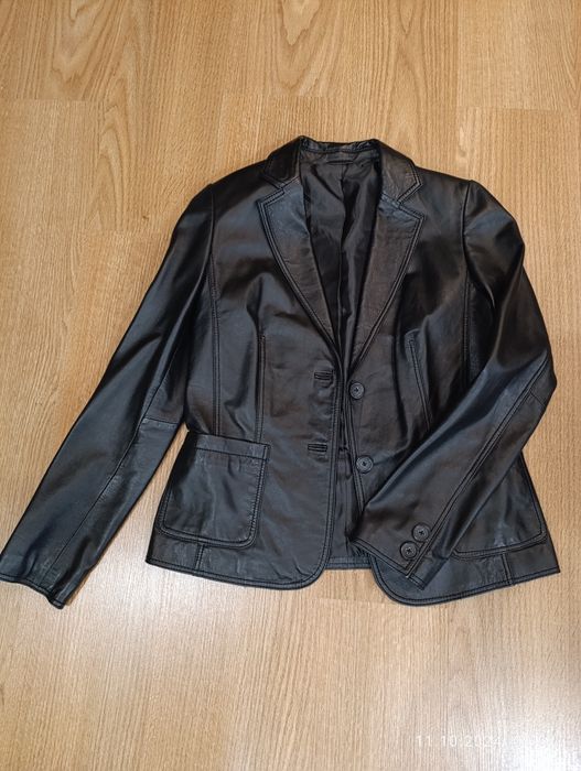 Шкіряна куртка чорного кольору
