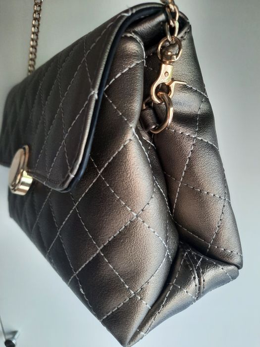 Clutch dourada com alça removível