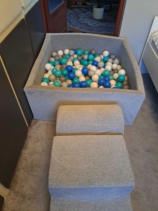 Suchy basen z kulkami oraz poduchami